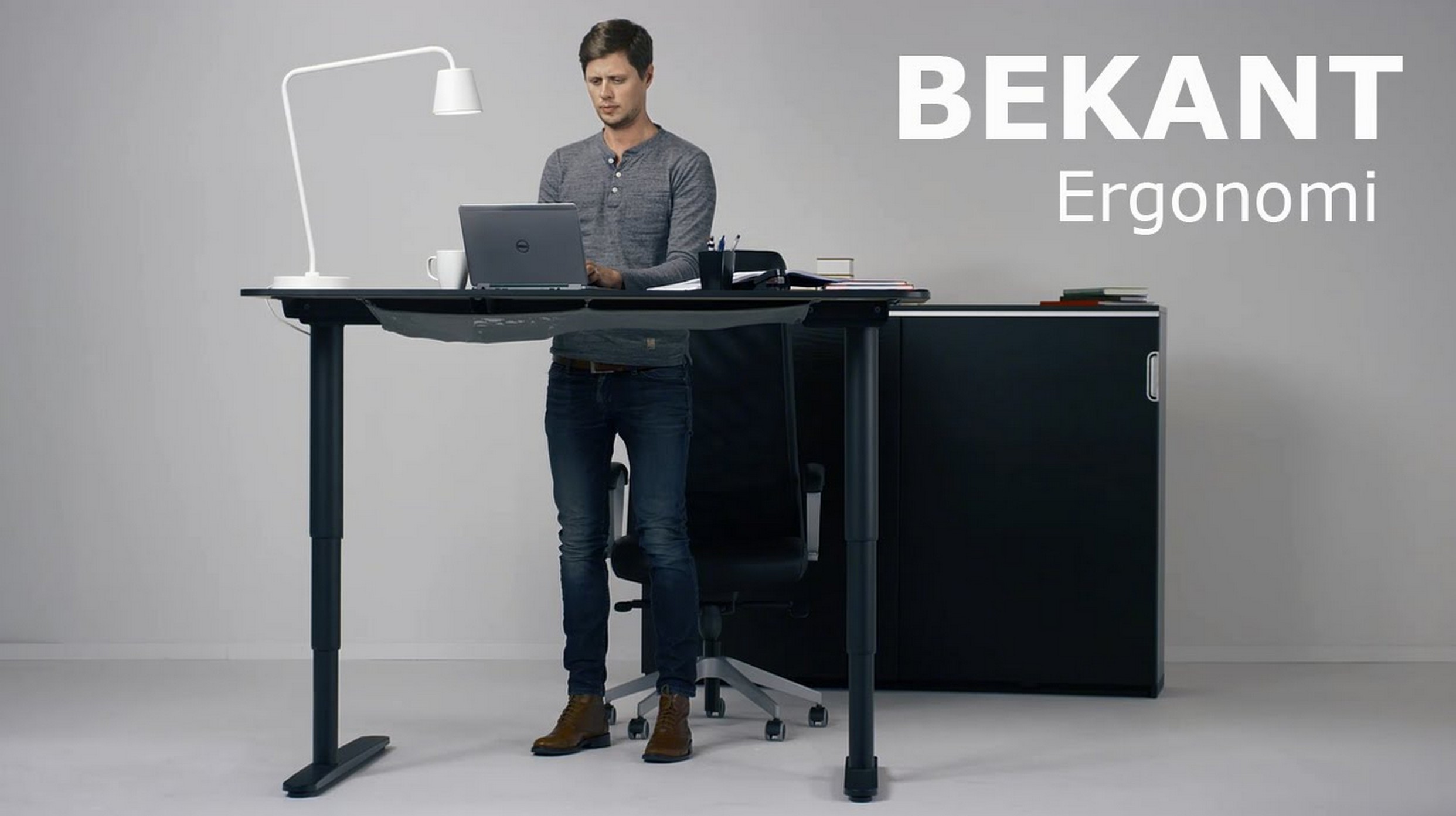 Ikea propose aussi des bureaux adaptables en hauteur pour travailler
