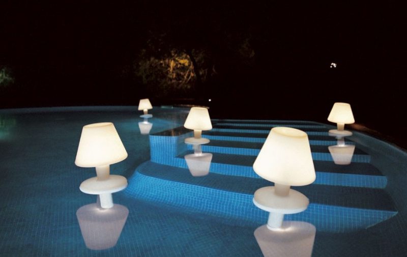 Lampes flottant dans la piscine